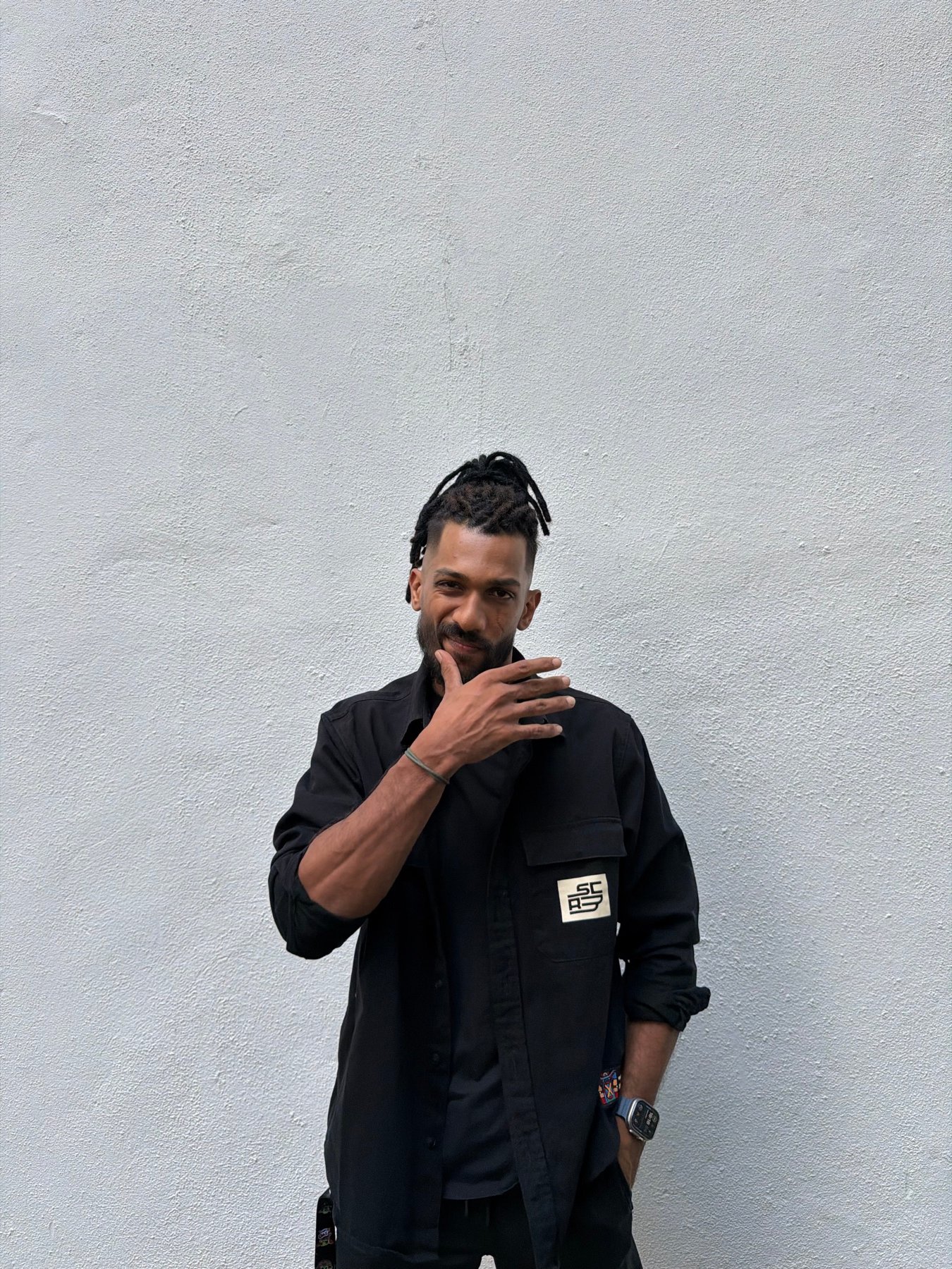 Theebaan G in black against a white wall
