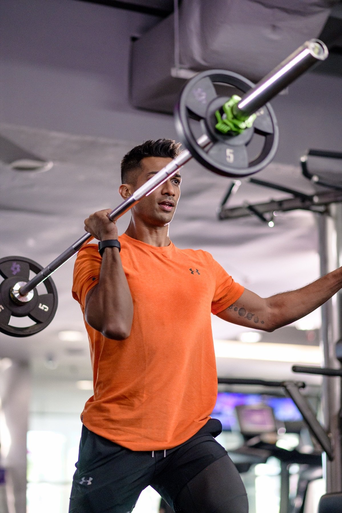 Theebaan G training with a barbell